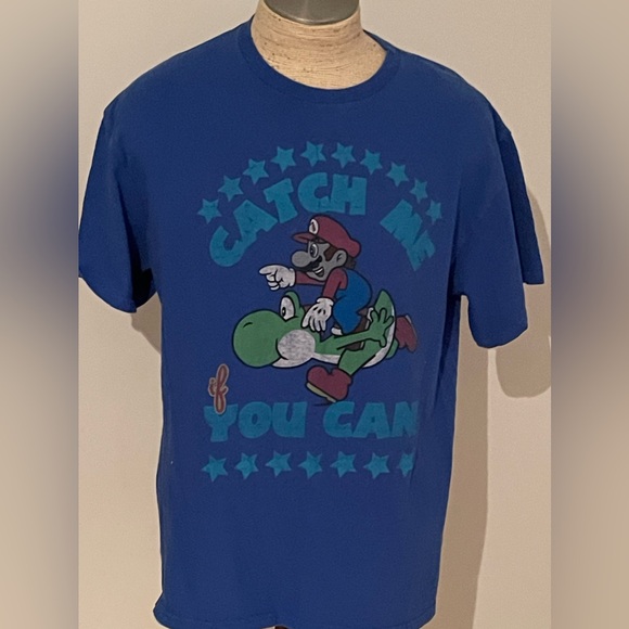 Super Mario Brothers Mens T-Shirt - Catch Me If You Can Mario Riding Yoshi - Picture 1 of 4
